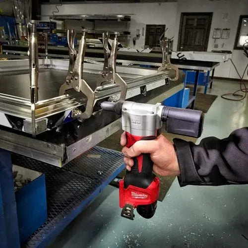 M12™ KOMPAKT POPNAGLEPISTOL Milwaukee