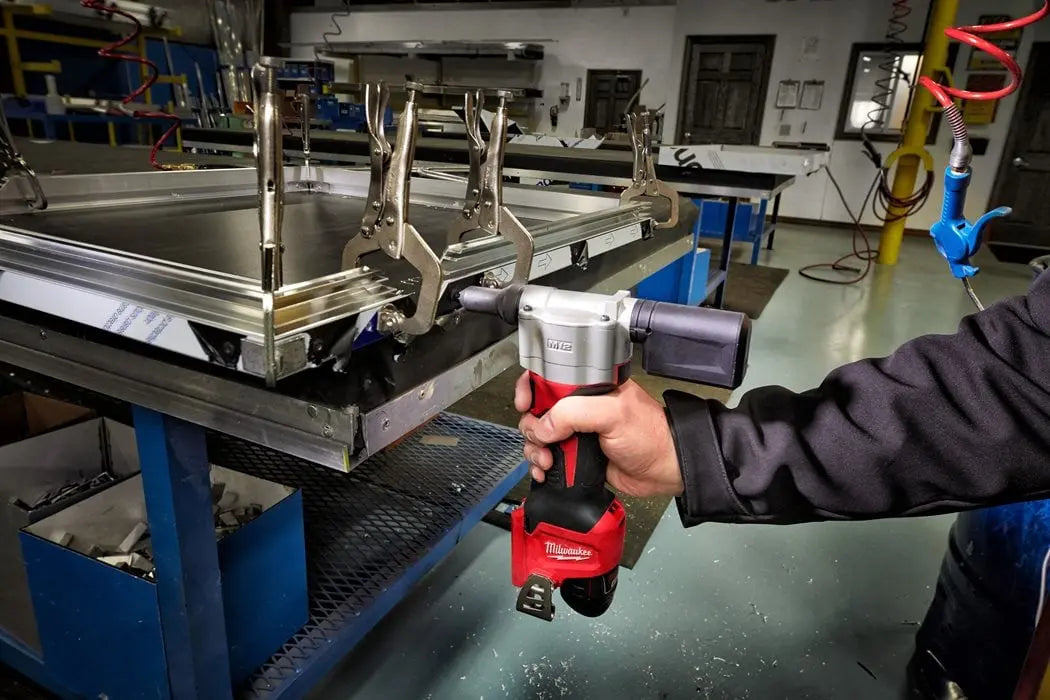 M12™ KOMPAKT POPNAGLEPISTOL Milwaukee