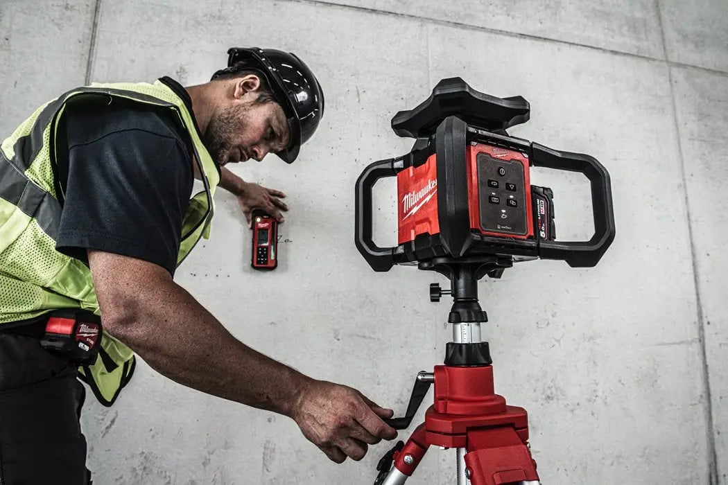 M18™ 300 M GRØNN HORISONTAL VERTIKAL ROTASJONSLASER LASER MED ONE-KEY™ Milwaukee