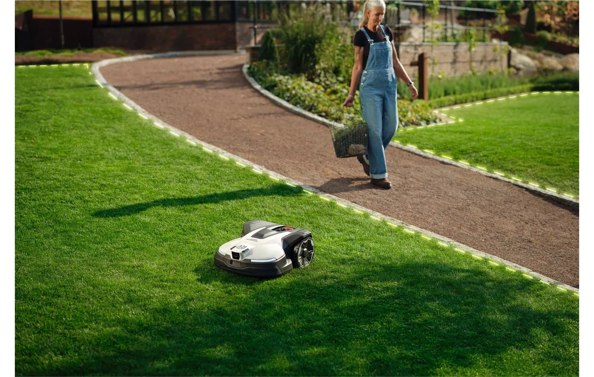 Husqvarna Automower i hage