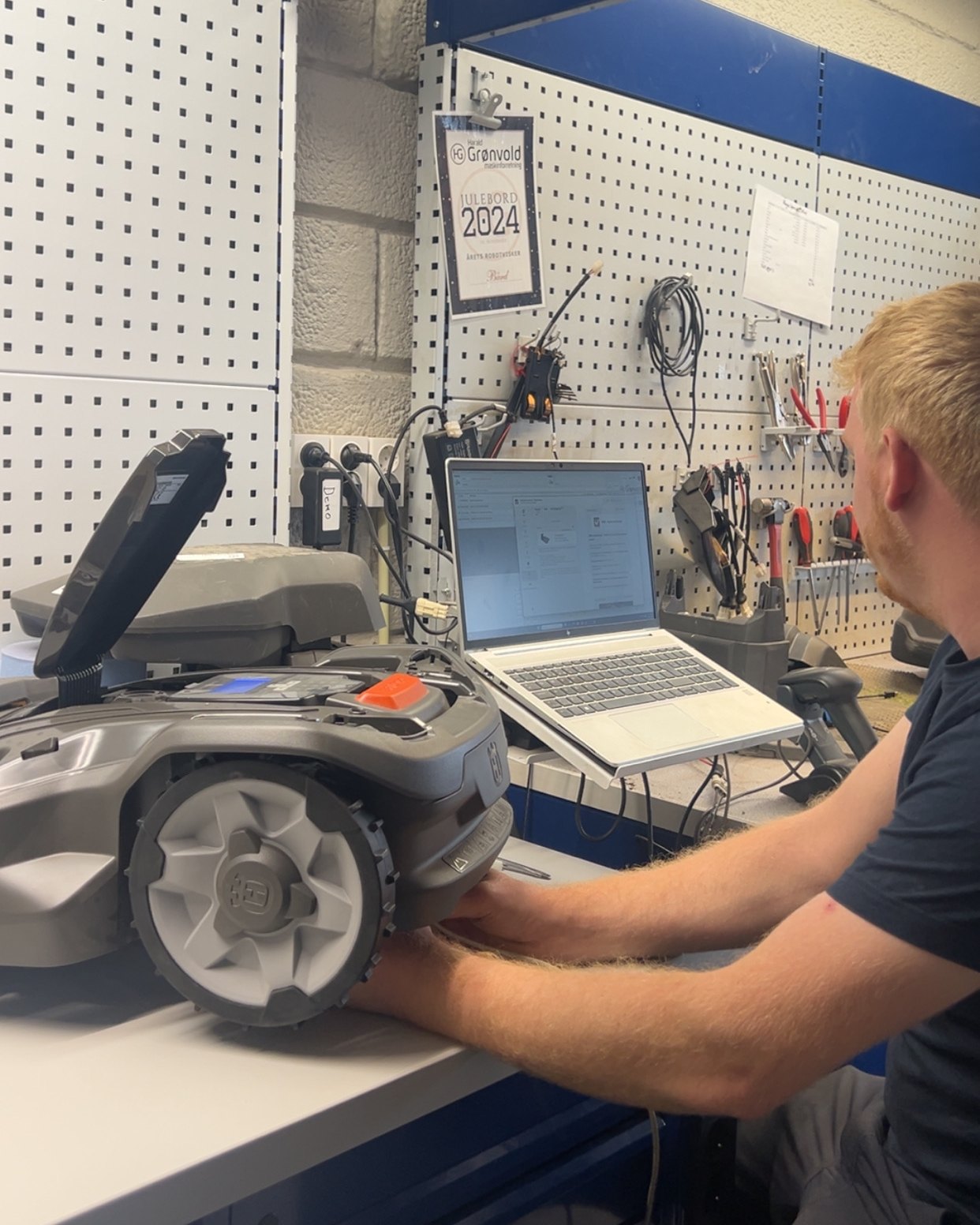 Service på Husqvarna Automower på verkstedet til Harald Grønvold i Ski